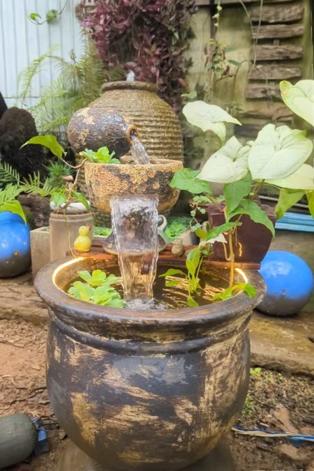 💧 نافورة فخارية بطابع طبيعي وإضاءة دافئة